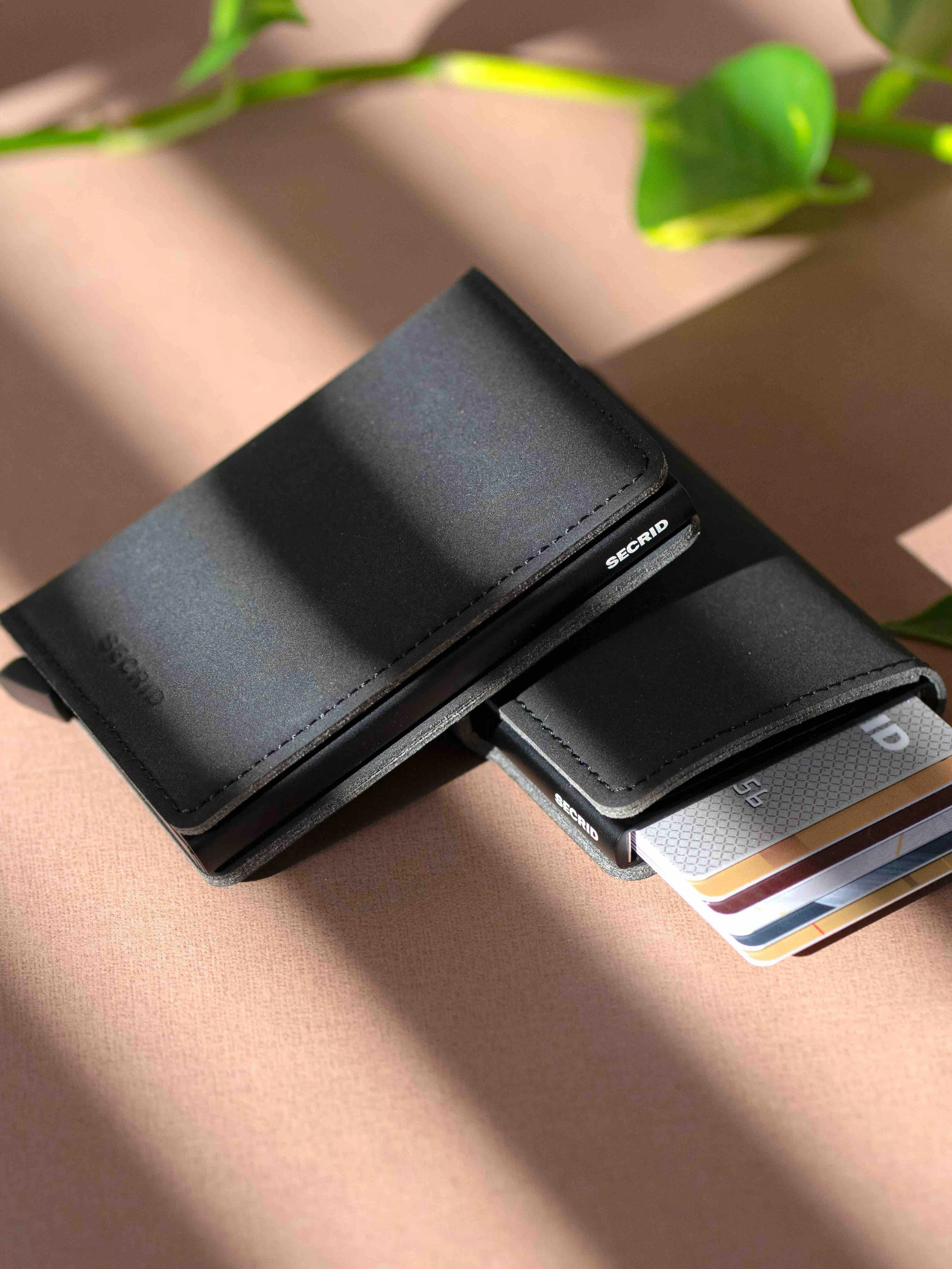 Secrid Slimwallet Matte Black Ochre